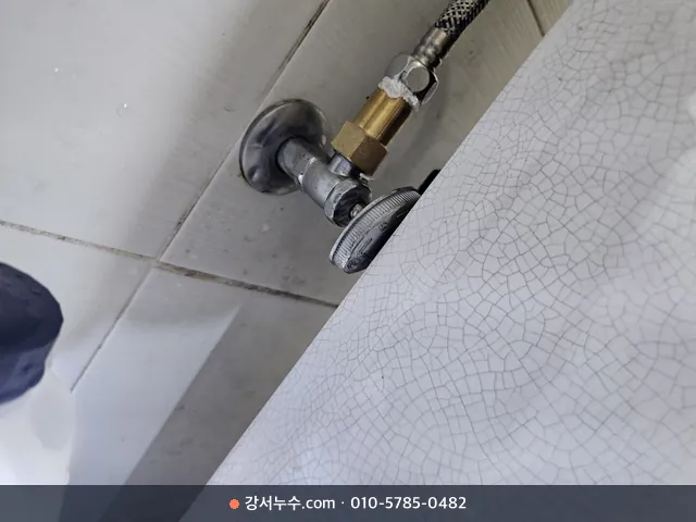 벽면 앵글밸브와 급수 연결 부속